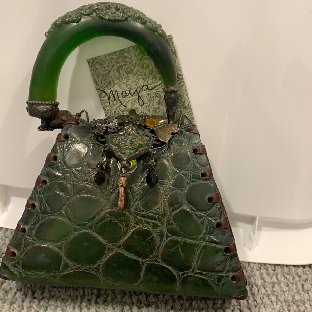 Maya handbag needs simple fix to handle-it is detached on one side.. see photo.